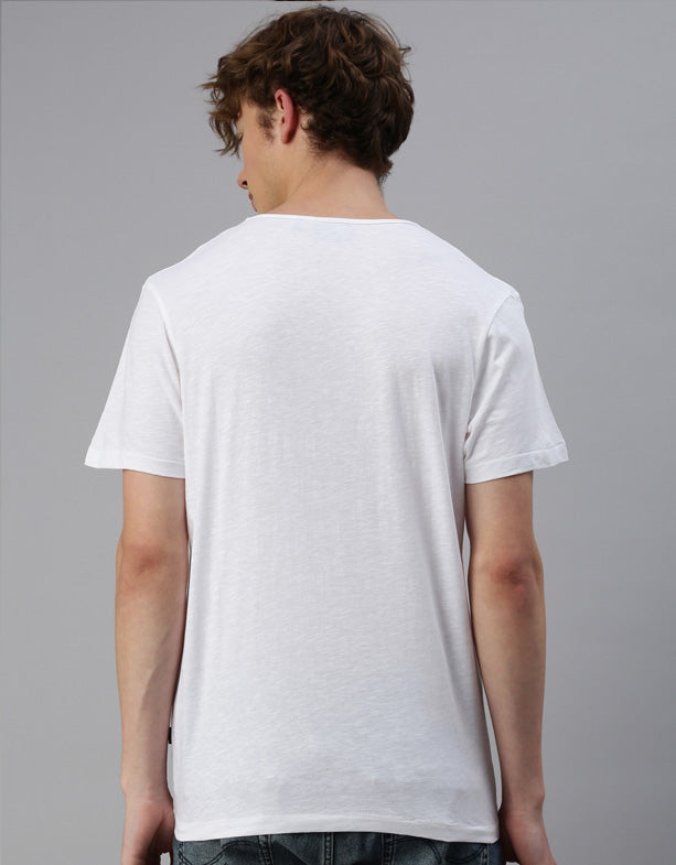 T-shirt stylé pour hommes : fabriqué en coton bio léger de 140 g, ce t-shirt souligne parfaitement le corps. Le col fin et l'élégante matière slub lui confèrent une touche particulière.
